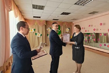 Депутаты поздравили женские коллективы